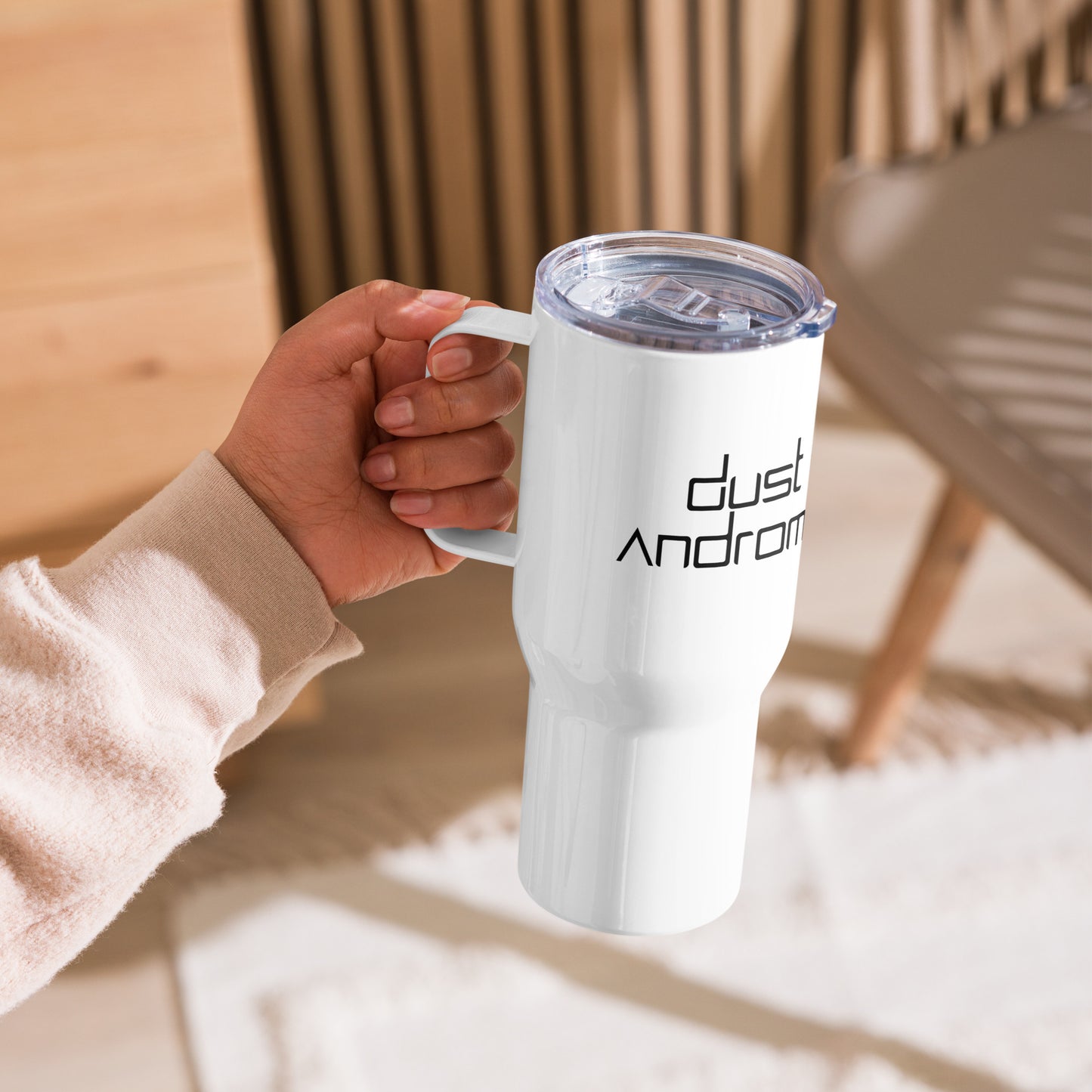 Travel mug with a handle