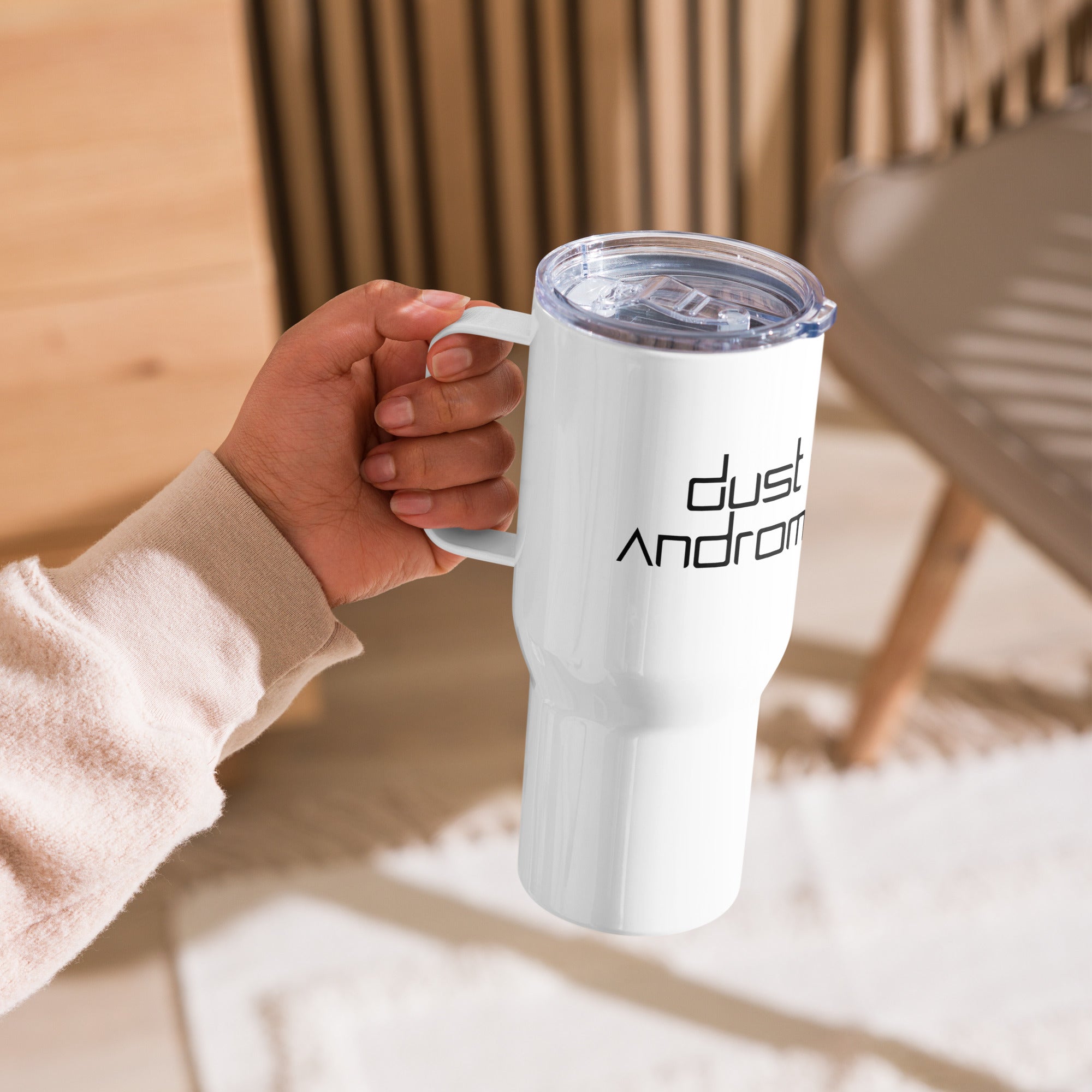Travel mug with a handle